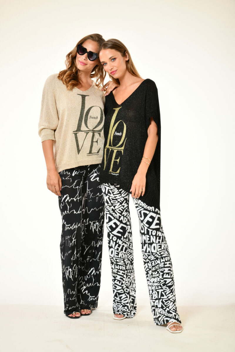 Gauche : Pull romance noir french love Droite : Pull bellissima noir french love collection prêt à porter printemps 2024 au soleil st tropez