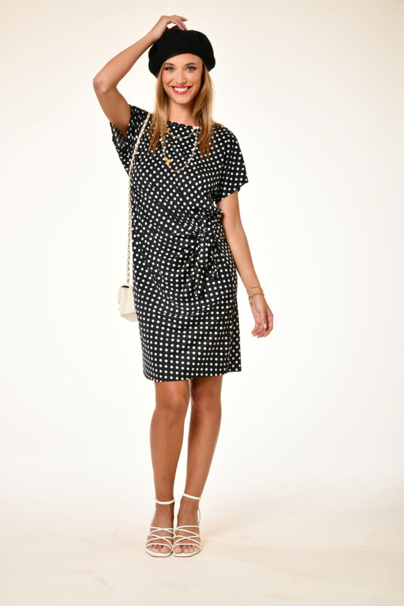 Robe courte cupidon Dolce noir printemps 2024 . Nœud de côté. Noir avec Pois blanc . Au soleil saint tropez printemps 2024