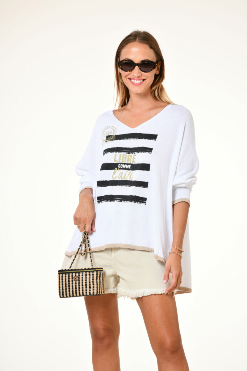 Pull crushy - Libre - Blanc . Au soleil saint tropez Printemps 2024 . Col V . Bande colorée . Sérigraphie Libre . Taille unique