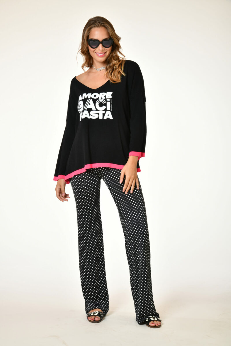 Pull crushy - Baci - Noir . Au soleil saint tropez Printemps 2024 . Col V . Bande colorée . Sérigraphie Baci . Taille unique