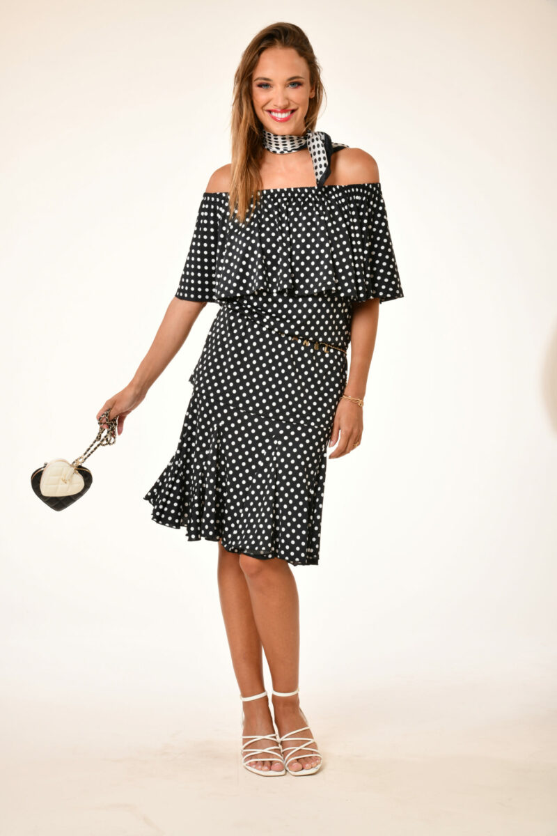 Jupe Gigi Dolce noir printemps 2024 . Robe courte épaules nues . au soleil saint tropez printemps 2024