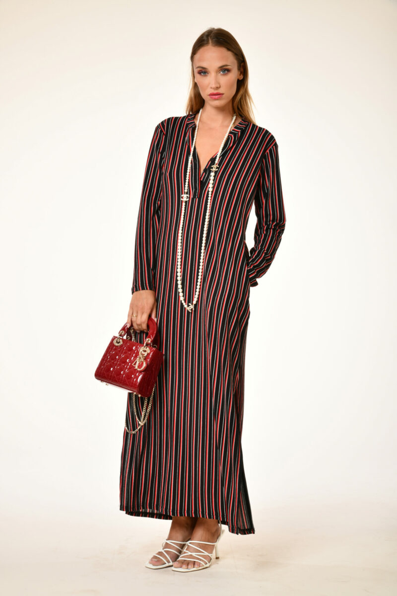 robe tropez riviera rayé rouge et noir . robe droite col v Au soleil saint tropez Printemps 2024 .