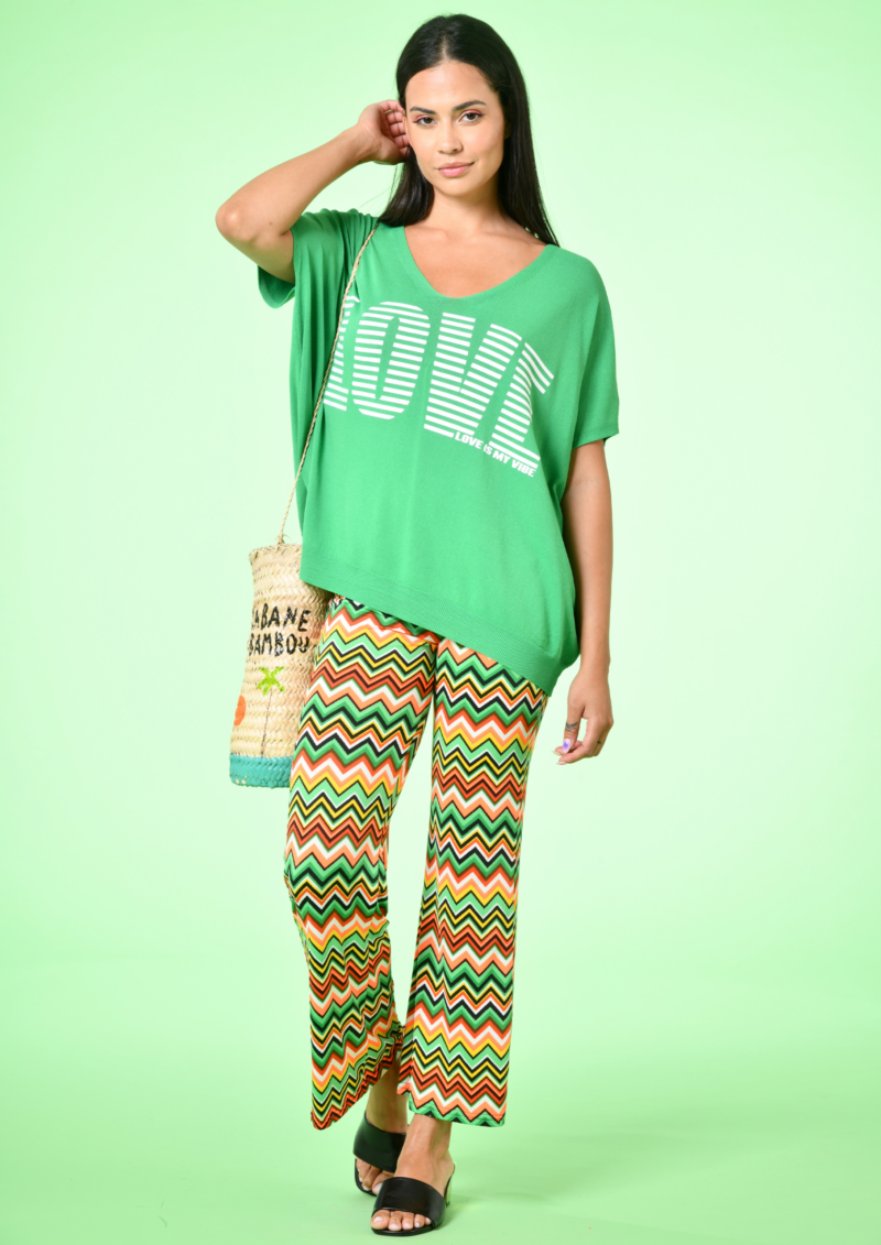 Pull Adonis - Love - vert . été summer 2024 . Col V . Manches courtes . Sérigraphie Love . Taille unique Découvrez la collection spring 2024 de prêt à porter femme de la marque française Au soleil de saint Tropez.