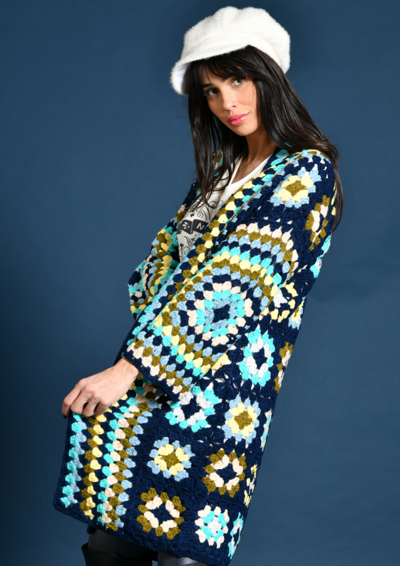 Gilet long Angélina crochet . Découvrez la collection hiver 2024 de prêt à porter femme de la marque française Au soleil de saint Tropez.