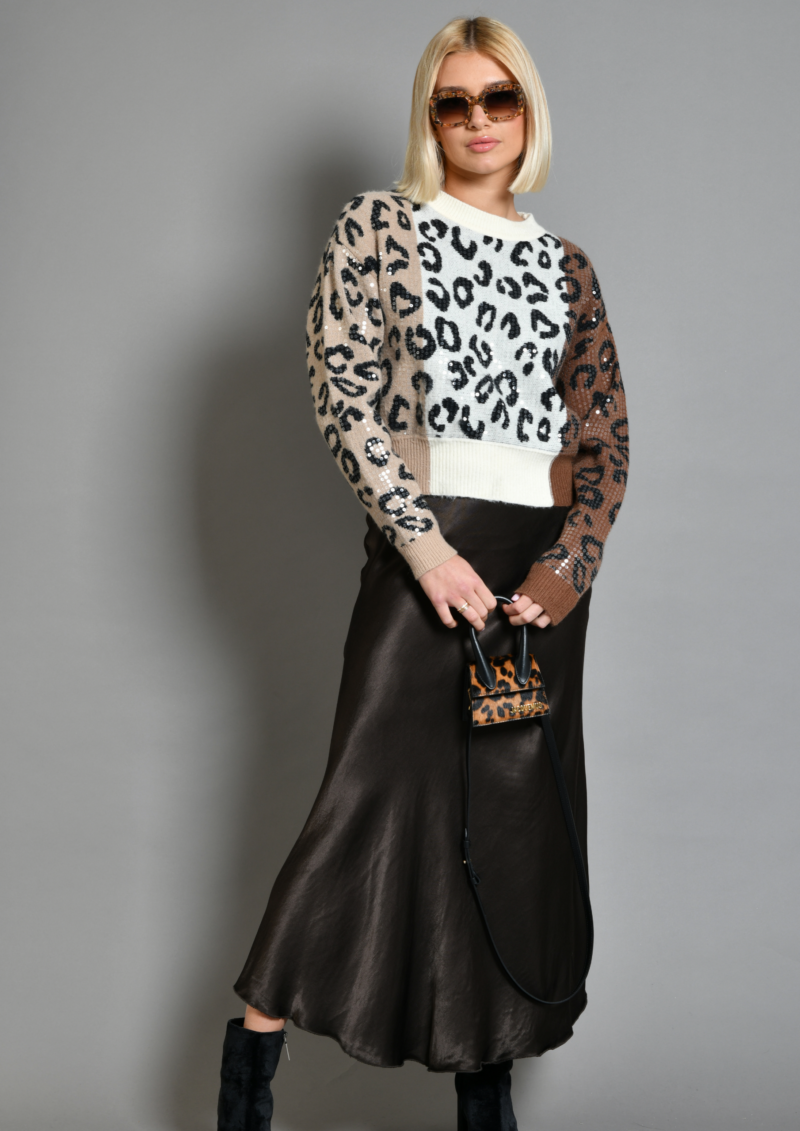 Pull aboukir léopard Tricolore Sequins . Jupe montmartre satin . Découvrez la collection hiver 2024 de prêt à porter femme de la marque française Au soleil de saint Tropez.