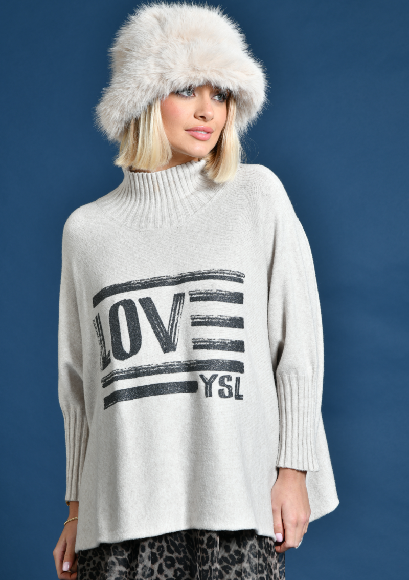 Pull aristo - Sérigraphie Love - gris. Col montant . Manches longues . Ecru . Hiver 2024 . TU - Au soleil saint tropez Hiver 2024