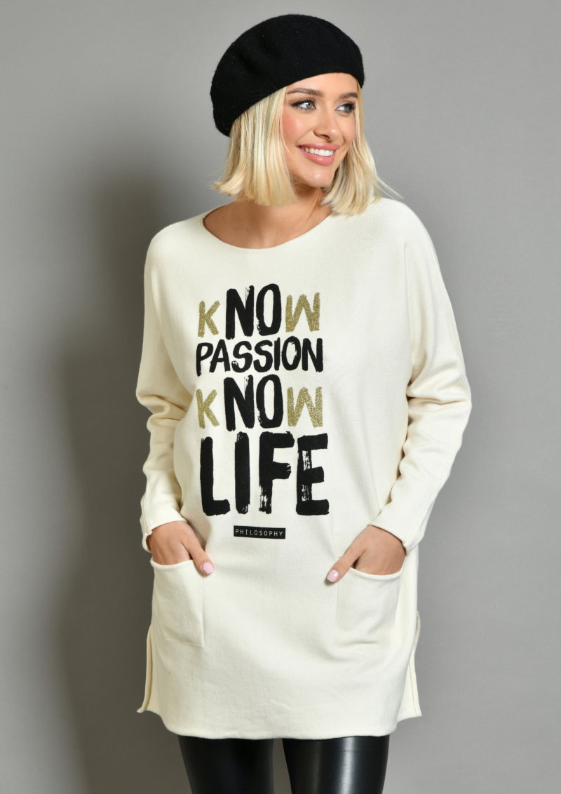 Pull Neuilly poches Passion . Blanc . Découvrez la collection hiver 2024 de prêt à porter femme de la marque française Au soleil de saint Tropez.