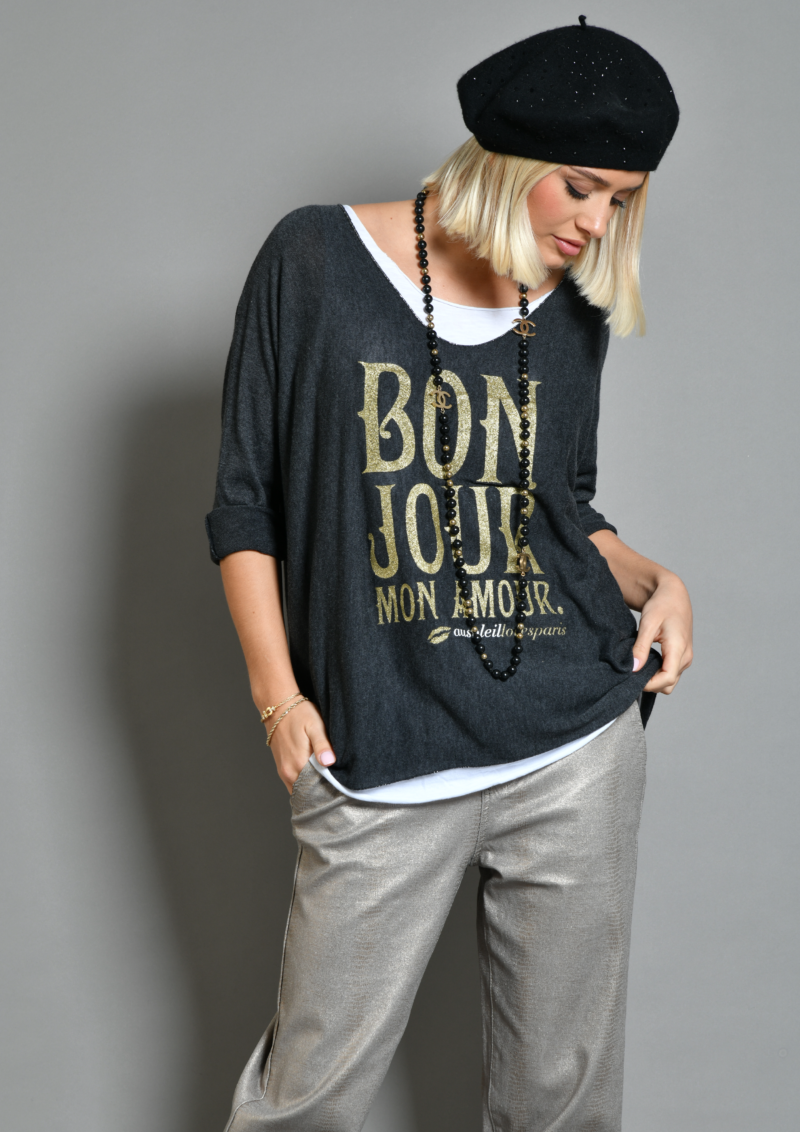 Top col V Montmartre Bonjour . Gris . Découvrez la collection hiver 2024 de prêt à porter femme de la marque française Au soleil de saint Tropez.