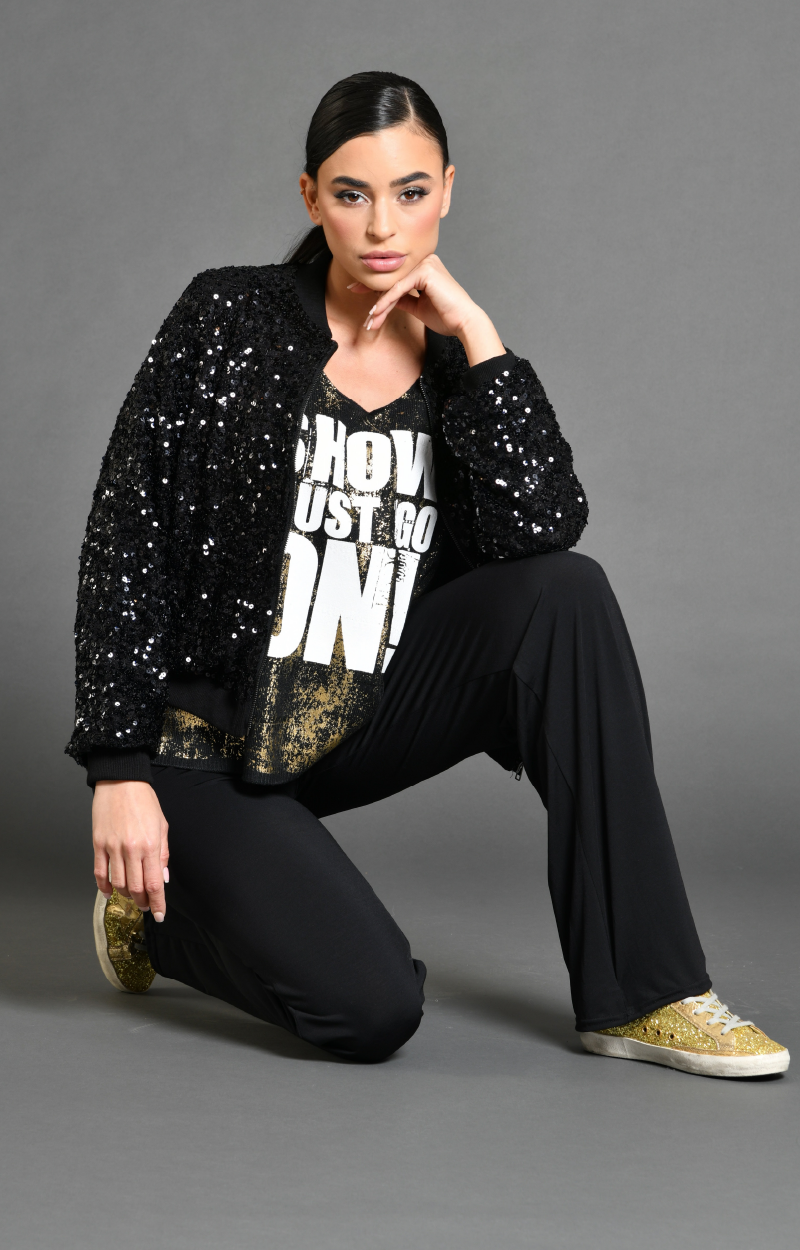 Blouson Popstar Noir - pailletes & Pull Folk noir & gold. Découvrez la collection hiver de prêt à porter femme de la marque française Au soleil de saint Tropez. Ausoleil vous amène à New York dans le quartier de Harlem avec la soul music & le jazz. Des modèles uniques. Les accessoires ne peuvent être vendus. Look accessoirisé et inspiré par Au Soleil