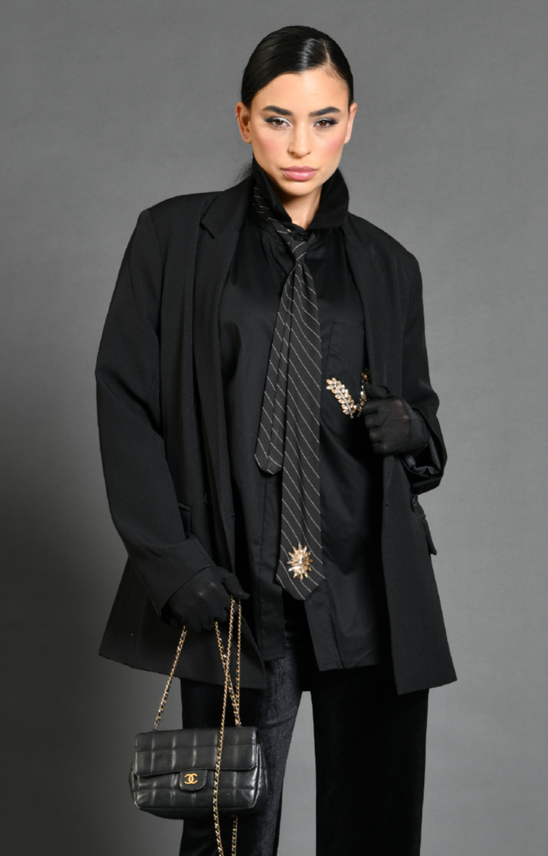 Chemise Jazzy Noir - Cravate rayée et poche broche - Taille unique Découvrez la collection hiver de prêt à porter femme de la marque française Au soleil de saint Tropez. Ausoleil vous amène à New York dans le quartier de Harlem avec la soul music & le jazz. Des modèles uniques. Les accessoires ne peuvent être vendus. Look accessoirisé et inspiré par Au Soleil