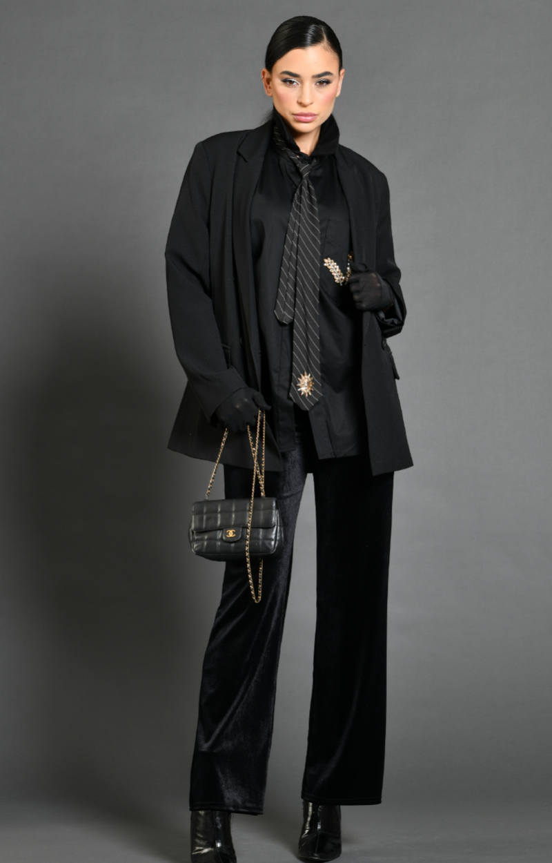 Pantalon velour odeon noir . Découvrez la collection hiver de prêt à porter femme de la marque française Au soleil de saint Tropez. Ausoleil vous amène à New York dans le quartier de Harlem avec la soul music & le jazz. Des modèles uniques. Les accessoires ne peuvent être vendus. Look accessoirisé et inspiré par Au Soleil