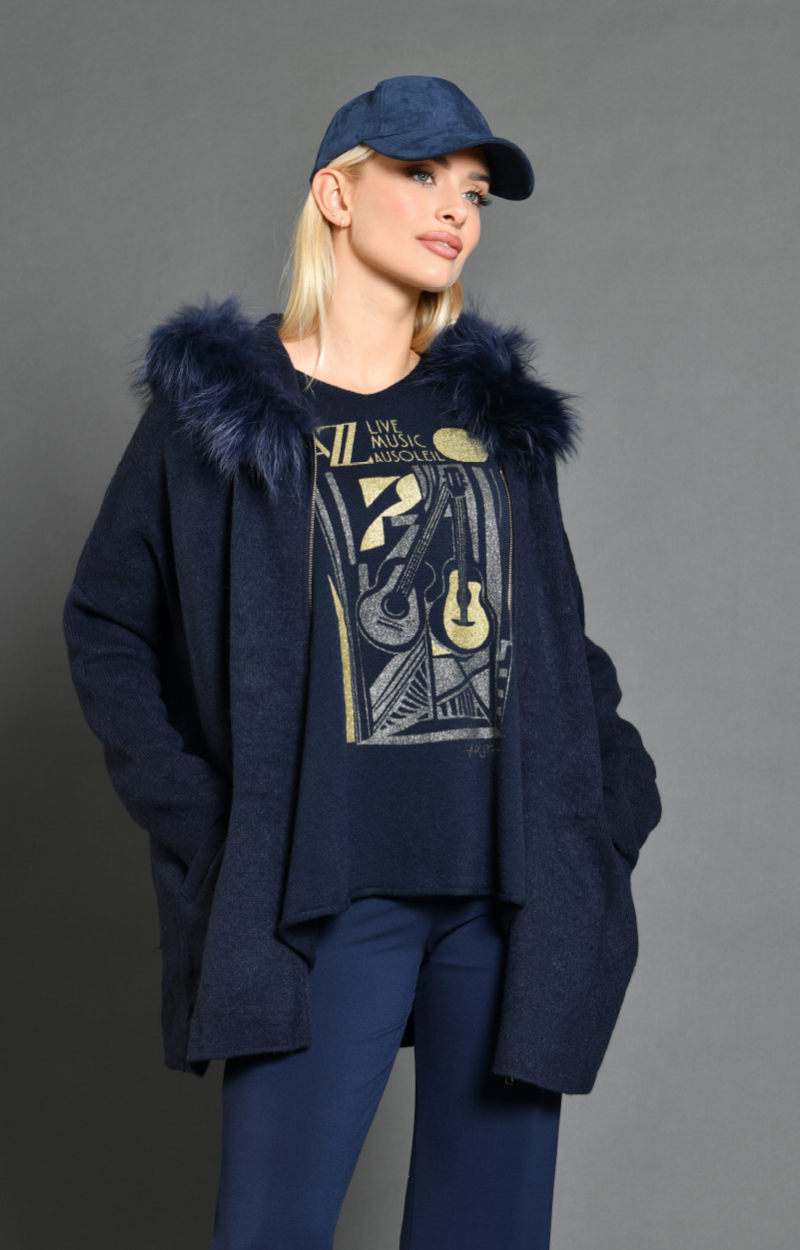 Gilet Jackson Marine avec capuche fourrure - Taille unique. Découvrez la collection hiver de prêt à porter femme de la marque française Au soleil de saint Tropez. Ausoleil vous amène à New York dans le quartier de Harlem avec la soul music & le jazz. Des modèles uniques.