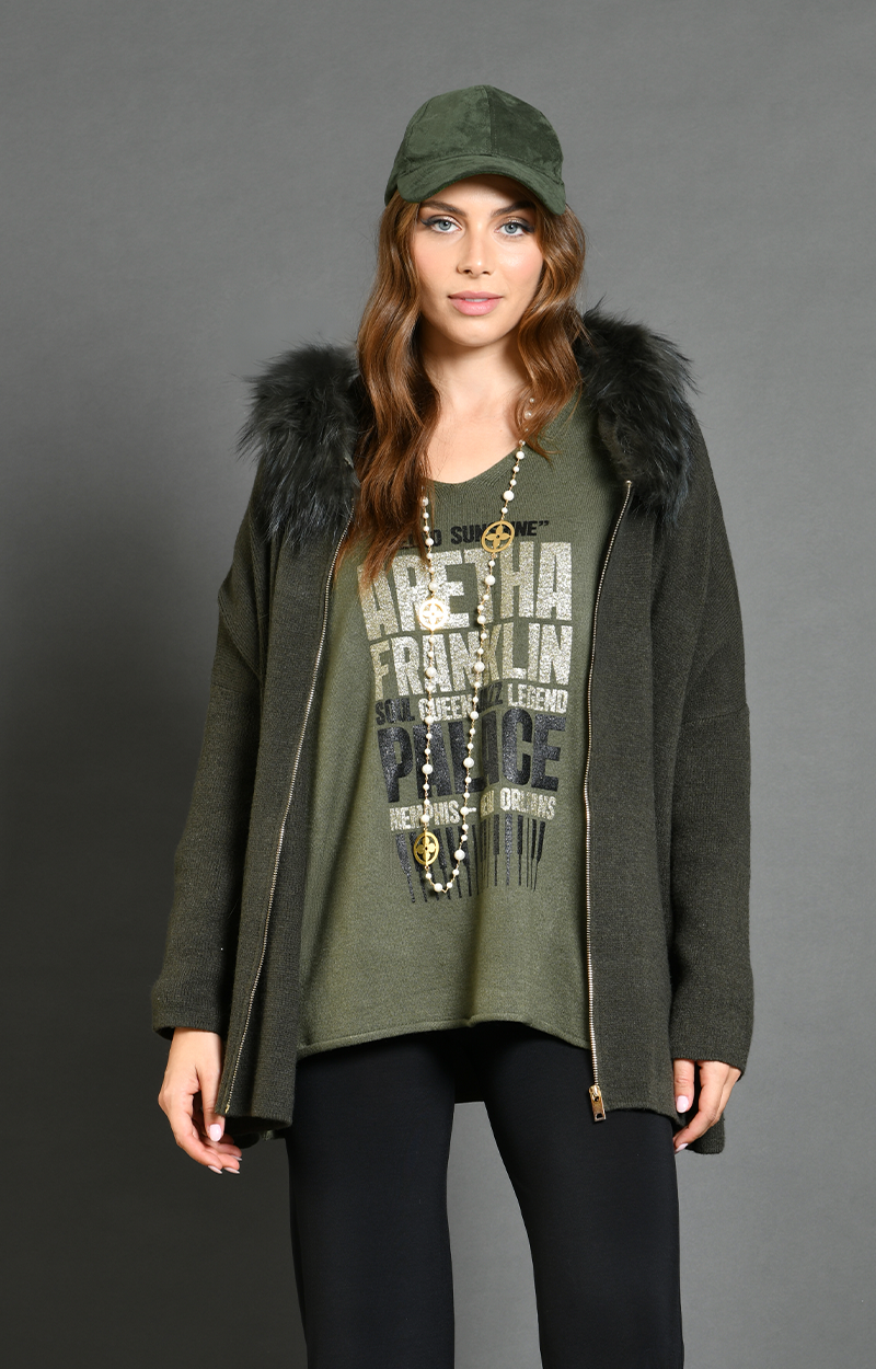 Gilet Jackson Kaki avec capuche fourrure - Taille unique. Découvrez la collection hiver de prêt à porter femme de la marque française Au soleil de saint Tropez. Ausoleil vous amène à New York dans le quartier de Harlem avec la soul music & le jazz. Des modèles uniques.